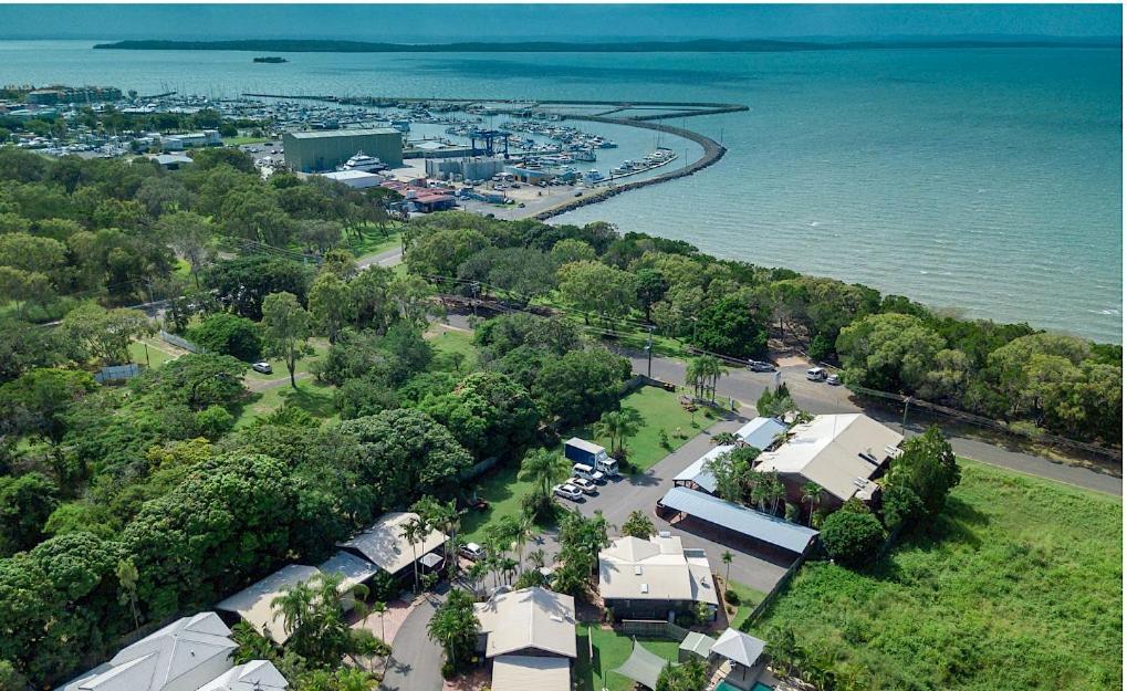 The Villas - Hervey Bay - 2 Separate Villas Urangan Exterior photo